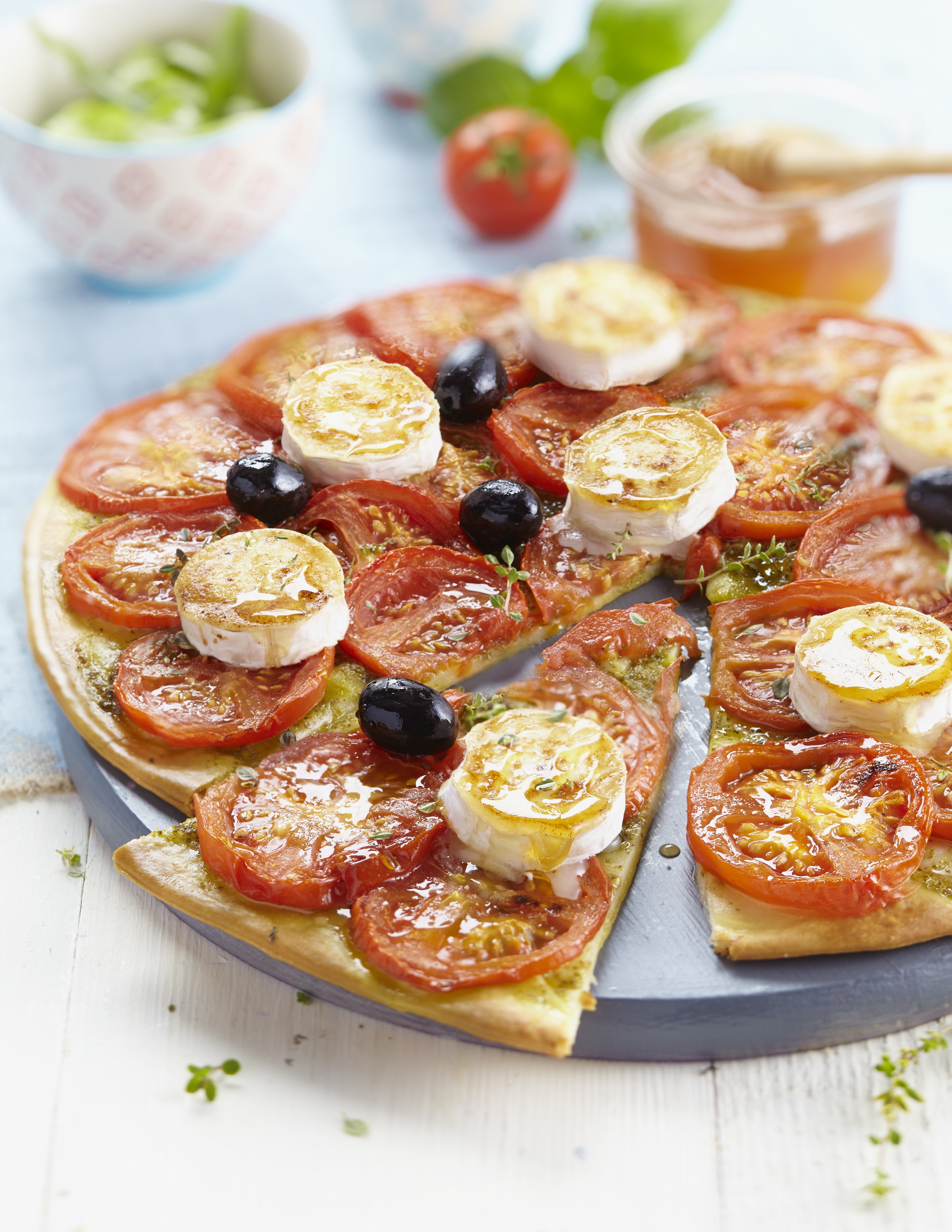 GOAT CHEESE, HONEY AND TOMATO PIZZA | The Cheese Lover